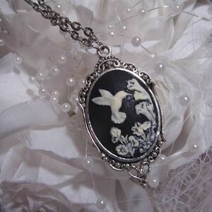 Gift mom wife daughter Xmas anniversary Hummingbird Necklace Wedding Cameo
